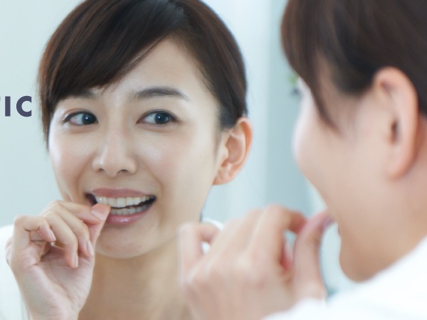 マウスピース型矯正装置を装着する女性